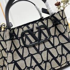 小号❤新品Valentino 2024年春夏托特包系列~托特包采用进口布材料交织形成的空隙营造出清透质感 小号❤新品Valentino 2024年春夏托特包系列~托特包采用进口布材料交织形成的空隙营造出清透质感