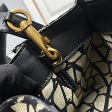 小号❤新品Valentino 2024年春夏托特包系列~托特包采用进口布材料交织形成的空隙营造出清透质感 小号❤新品Valentino 2024年春夏托特包系列~托特包采用进口布材料交织形成的空隙营造出清透质感