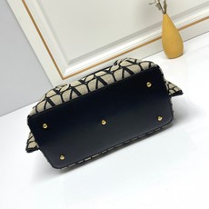 小号❤新品Valentino 2024年春夏托特包系列~托特包采用进口布材料交织形成的空隙营造出清透质感 小号❤新品Valentino 2024年春夏托特包系列~托特包采用进口布材料交织形成的空隙营造出清透质感