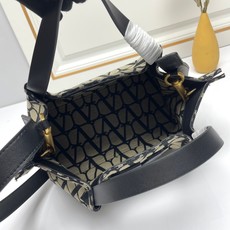 小号❤新品Valentino 2024年春夏托特包系列~托特包采用进口布材料交织形成的空隙营造出清透质感 小号❤新品Valentino 2024年春夏托特包系列~托特包采用进口布材料交织形成的空隙营造出清透质感