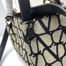 小号❤新品Valentino 2024年春夏托特包系列~托特包采用进口布材料交织形成的空隙营造出清透质感 小号❤新品Valentino 2024年春夏托特包系列~托特包采用进口布材料交织形成的空隙营造出清透质感