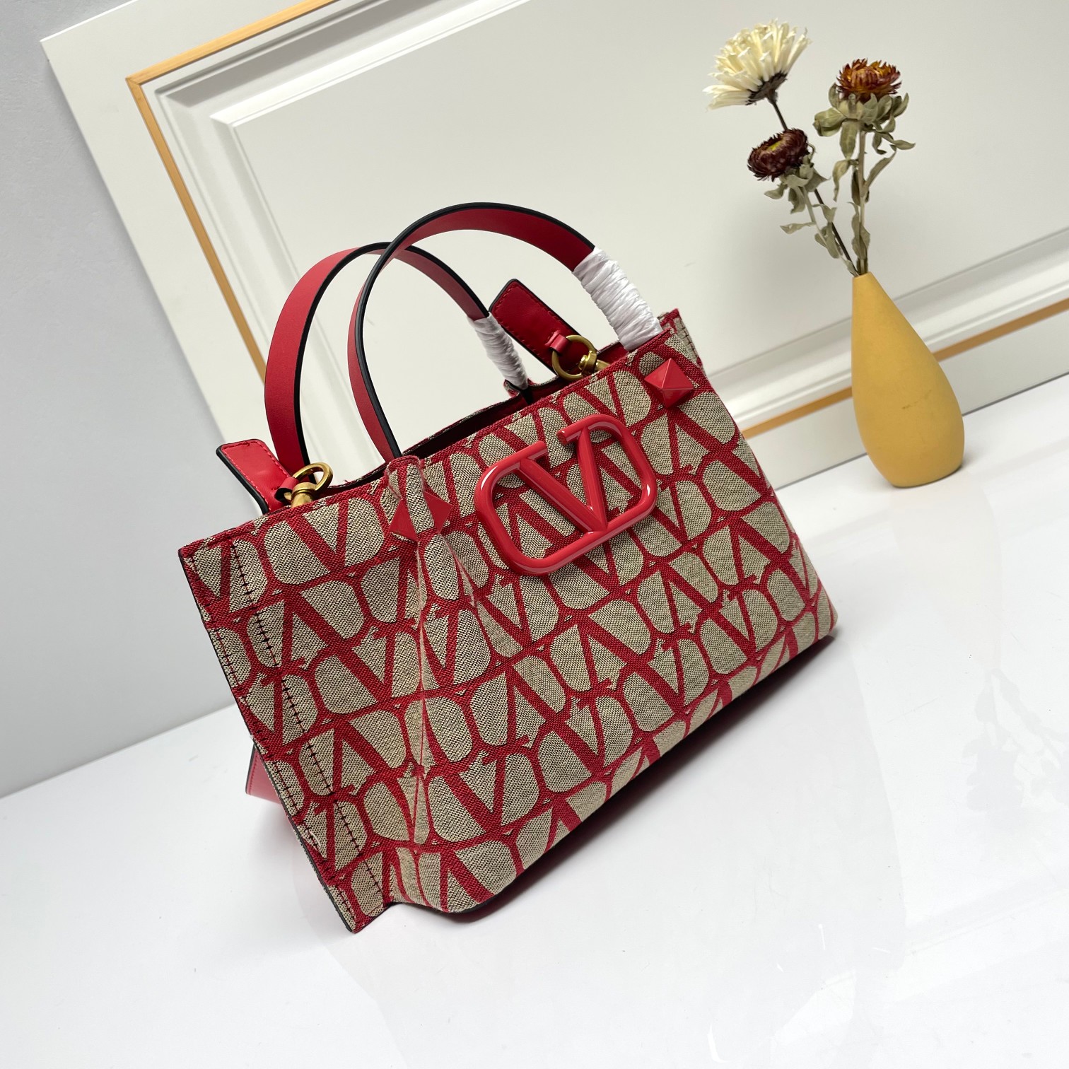 小号❤新品Valentino 2024年春夏托特包系列～托特包采用进口布材料交织形成的空隙营造出清透质感