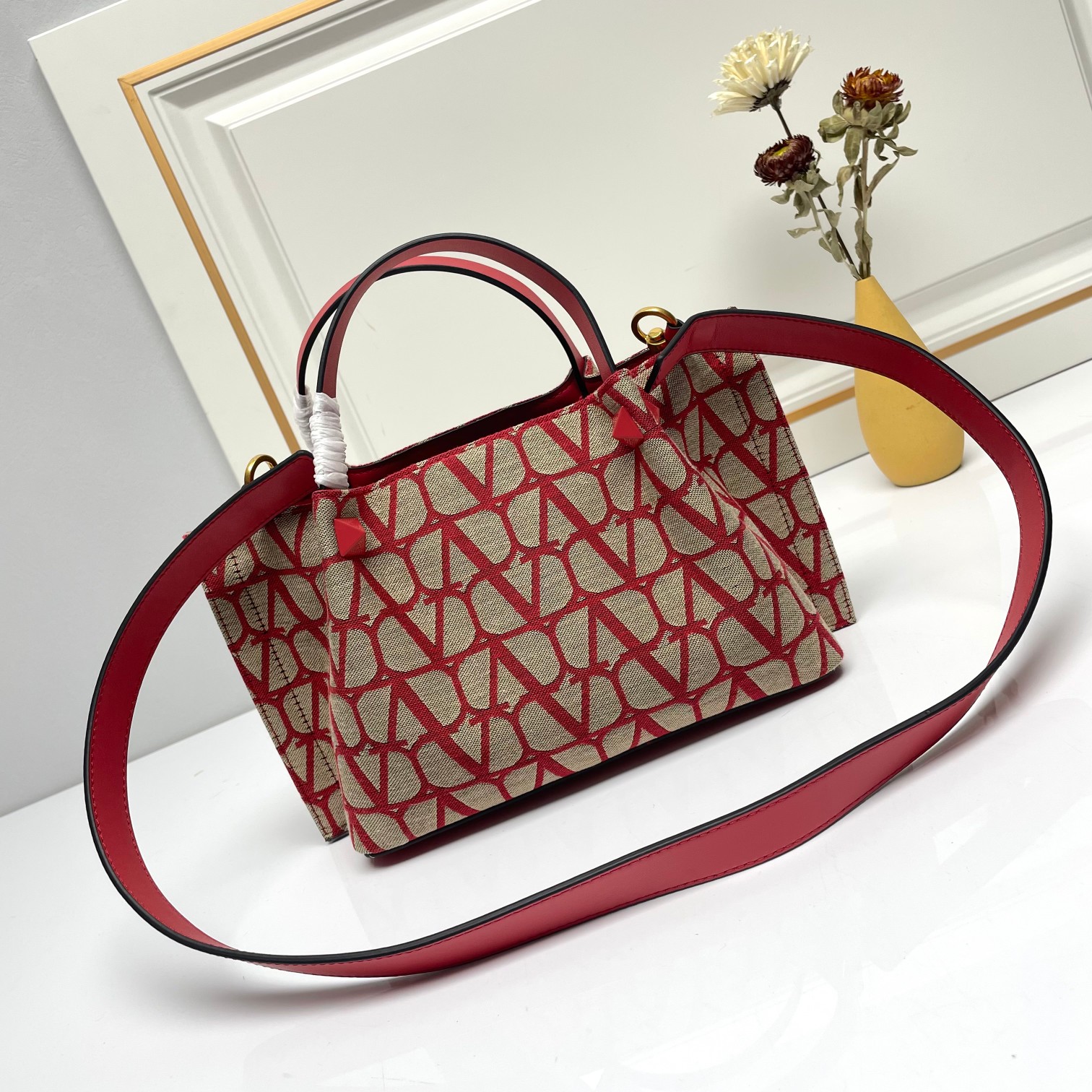 小号❤新品Valentino 2024年春夏托特包系列～托特包采用进口布材料交织形成的空隙营造出清透质感