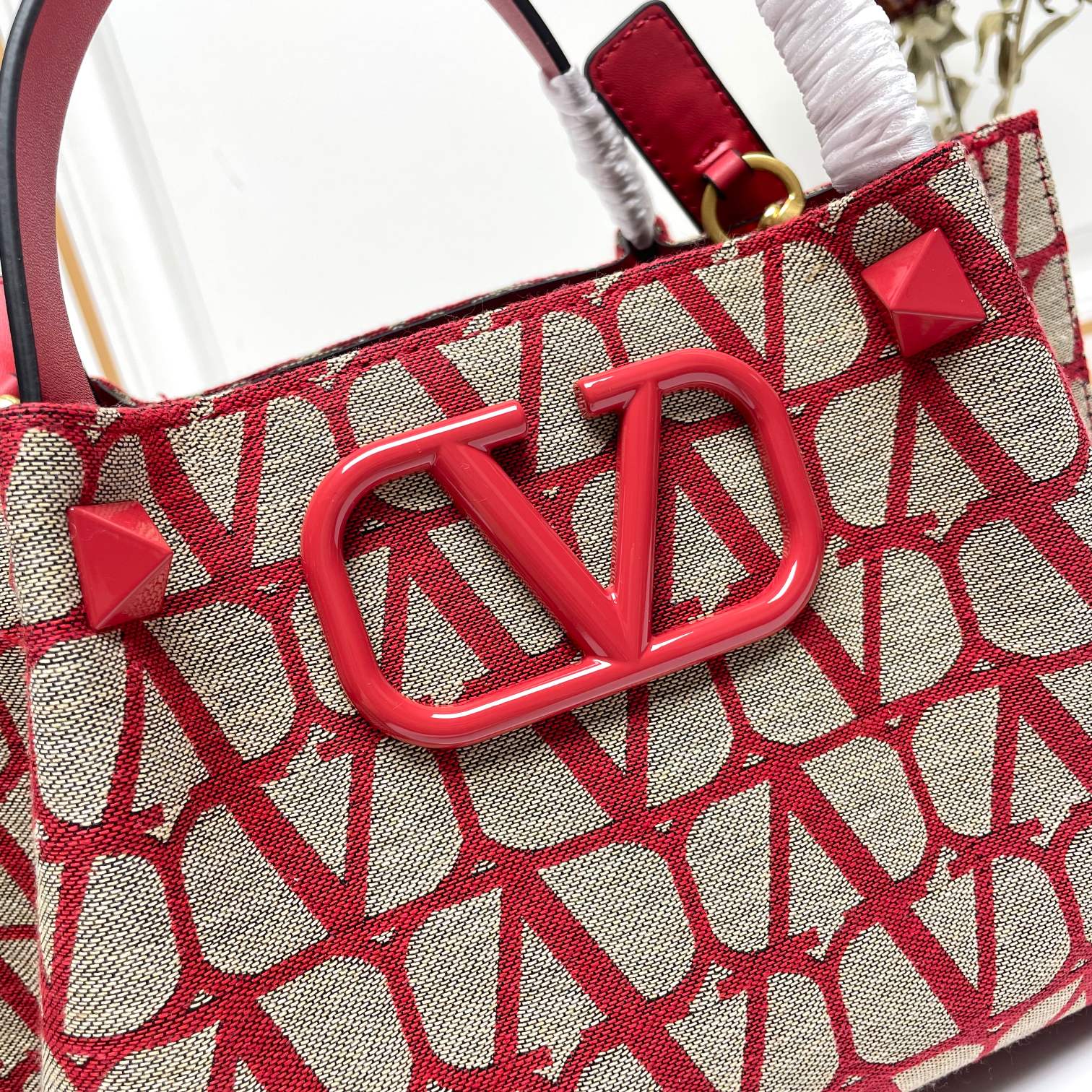 小号❤新品Valentino 2024年春夏托特包系列～托特包采用进口布材料交织形成的空隙营造出清透质感