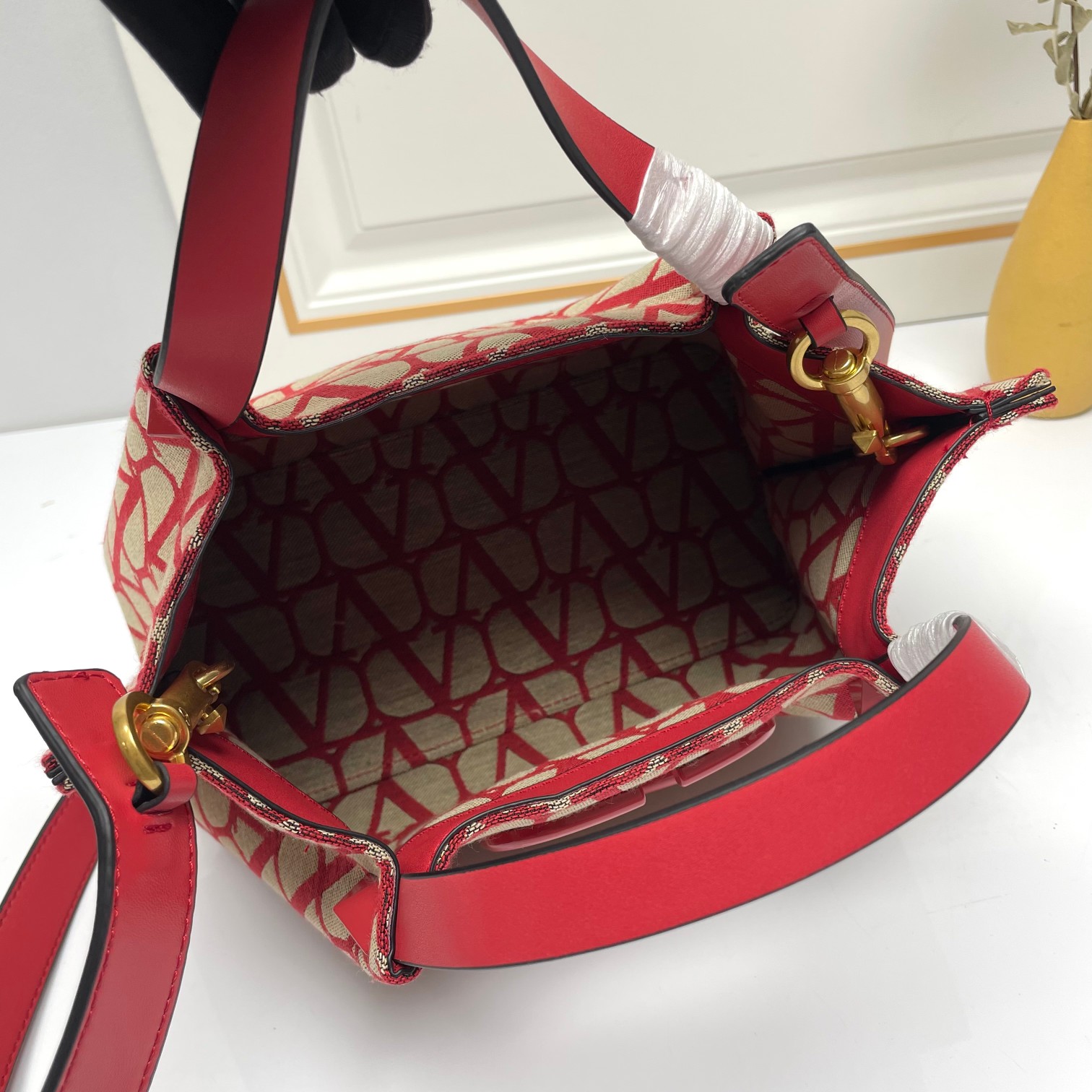 小号❤新品Valentino 2024年春夏托特包系列～托特包采用进口布材料交织形成的空隙营造出清透质感