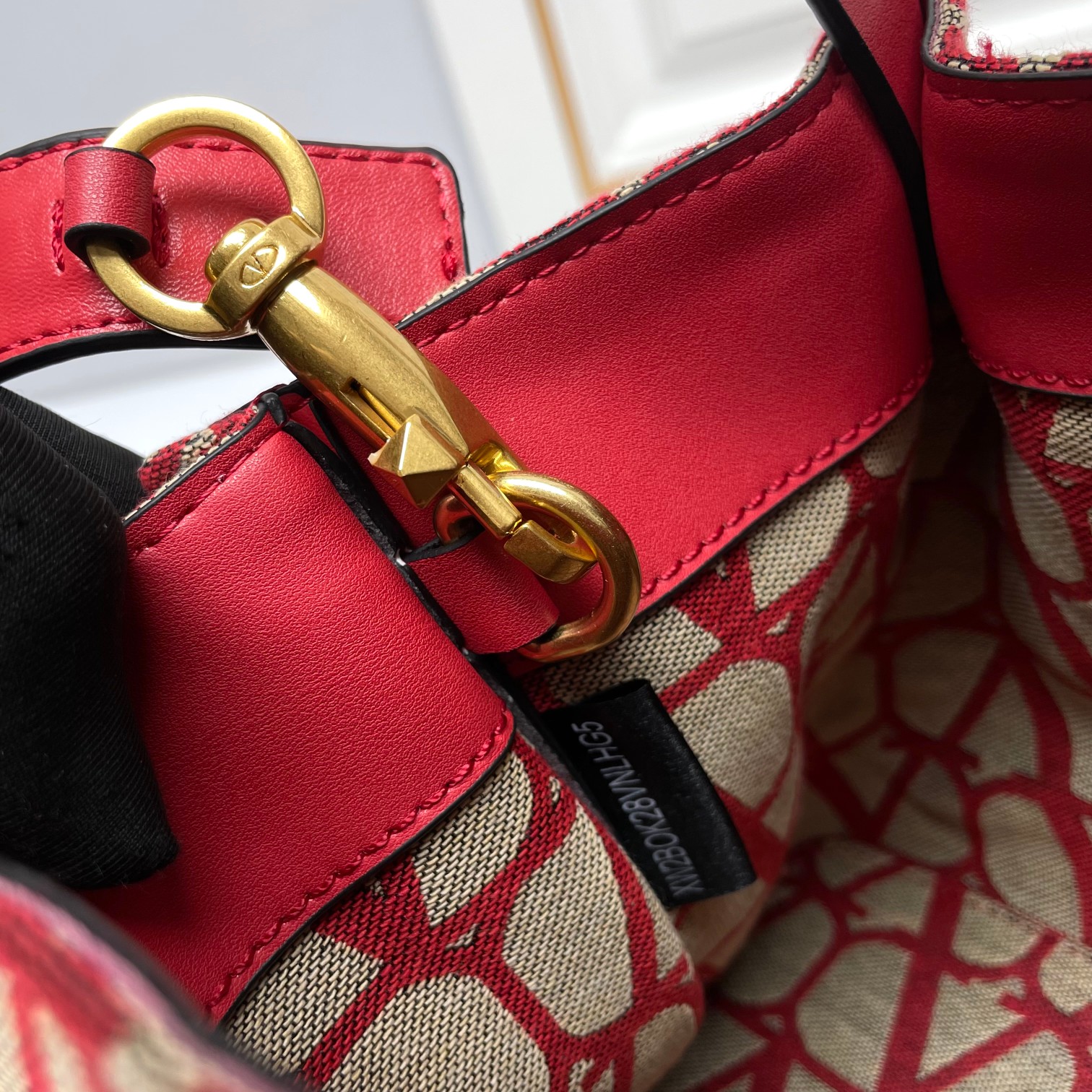 小号❤新品Valentino 2024年春夏托特包系列～托特包采用进口布材料交织形成的空隙营造出清透质感