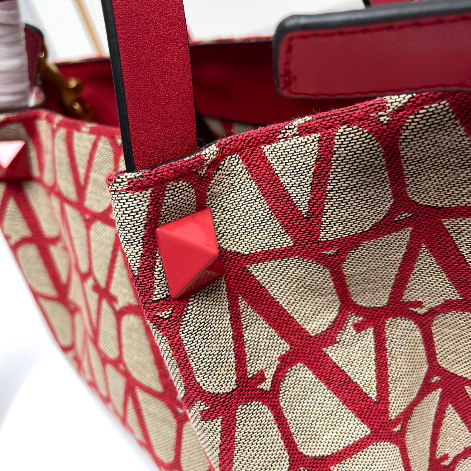小号❤新品Valentino 2024年春夏托特包系列～托特包采用进口布材料交织形成的空隙营造出清透质感