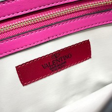 772#Valentino Garavani Rockstud 采用进口牛皮手拿包🌟🌟🌟铂金后处理铆钉和 772#Valentino Garavani Rockstud 采用进口牛皮手拿包🌟🌟🌟铂金后处理铆钉和