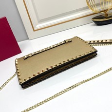 772#Valentino Garavani Rockstud 采用进口牛皮手拿包🌟🌟🌟铂金后处理铆钉和 772#Valentino Garavani Rockstud 采用进口牛皮手拿包🌟🌟🌟铂金后处理铆钉和