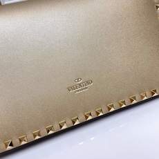 772#Valentino Garavani Rockstud 采用进口牛皮手拿包🌟🌟🌟铂金后处理铆钉和 772#Valentino Garavani Rockstud 采用进口牛皮手拿包🌟🌟🌟铂金后处理铆钉和