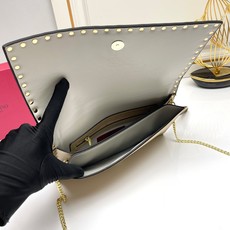 772#Valentino Garavani Rockstud 采用进口牛皮手拿包🌟🌟🌟铂金后处理铆钉和 772#Valentino Garavani Rockstud 采用进口牛皮手拿包🌟🌟🌟铂金后处理铆钉和