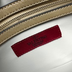 772#Valentino Garavani Rockstud 采用进口牛皮手拿包🌟🌟🌟铂金后处理铆钉和 772#Valentino Garavani Rockstud 采用进口牛皮手拿包🌟🌟🌟铂金后处理铆钉和