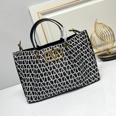 大号❤新品Valentino 2024年春夏托特包系列~托特包采用进口布材料交织形成的空隙营造出清透质感 大号❤新品Valentino 2024年春夏托特包系列~托特包采用进口布材料交织形成的空隙营造出清透质感