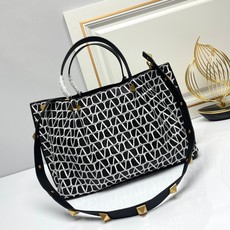 大号❤新品Valentino 2024年春夏托特包系列~托特包采用进口布材料交织形成的空隙营造出清透质感 大号❤新品Valentino 2024年春夏托特包系列~托特包采用进口布材料交织形成的空隙营造出清透质感