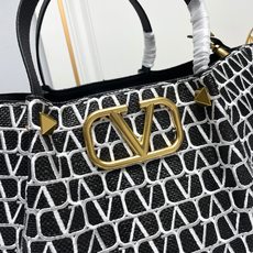 大号❤新品Valentino 2024年春夏托特包系列~托特包采用进口布材料交织形成的空隙营造出清透质感 大号❤新品Valentino 2024年春夏托特包系列~托特包采用进口布材料交织形成的空隙营造出清透质感