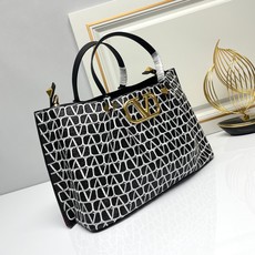 大号❤新品Valentino 2024年春夏托特包系列~托特包采用进口布材料交织形成的空隙营造出清透质感 大号❤新品Valentino 2024年春夏托特包系列~托特包采用进口布材料交织形成的空隙营造出清透质感