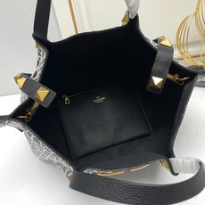 大号❤新品Valentino 2024年春夏托特包系列~托特包采用进口布材料交织形成的空隙营造出清透质感 大号❤新品Valentino 2024年春夏托特包系列~托特包采用进口布材料交织形成的空隙营造出清透质感