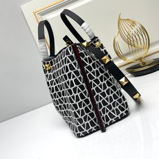 大号❤新品Valentino 2024年春夏托特包系列~托特包采用进口布材料交织形成的空隙营造出清透质感 大号❤新品Valentino 2024年春夏托特包系列~托特包采用进口布材料交织形成的空隙营造出清透质感