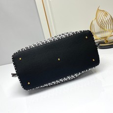 大号❤新品Valentino 2024年春夏托特包系列~托特包采用进口布材料交织形成的空隙营造出清透质感 大号❤新品Valentino 2024年春夏托特包系列~托特包采用进口布材料交织形成的空隙营造出清透质感