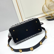 小号❤新品Valentino 2024年春夏托特包系列~托特包采用进口布材料交织形成的空隙营造出清透质感 小号❤新品Valentino 2024年春夏托特包系列~托特包采用进口布材料交织形成的空隙营造出清透质感