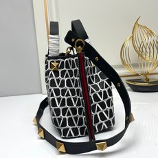 小号❤新品Valentino 2024年春夏托特包系列~托特包采用进口布材料交织形成的空隙营造出清透质感 小号❤新品Valentino 2024年春夏托特包系列~托特包采用进口布材料交织形成的空隙营造出清透质感