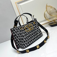 小号❤新品Valentino 2024年春夏托特包系列~托特包采用进口布材料交织形成的空隙营造出清透质感 小号❤新品Valentino 2024年春夏托特包系列~托特包采用进口布材料交织形成的空隙营造出清透质感