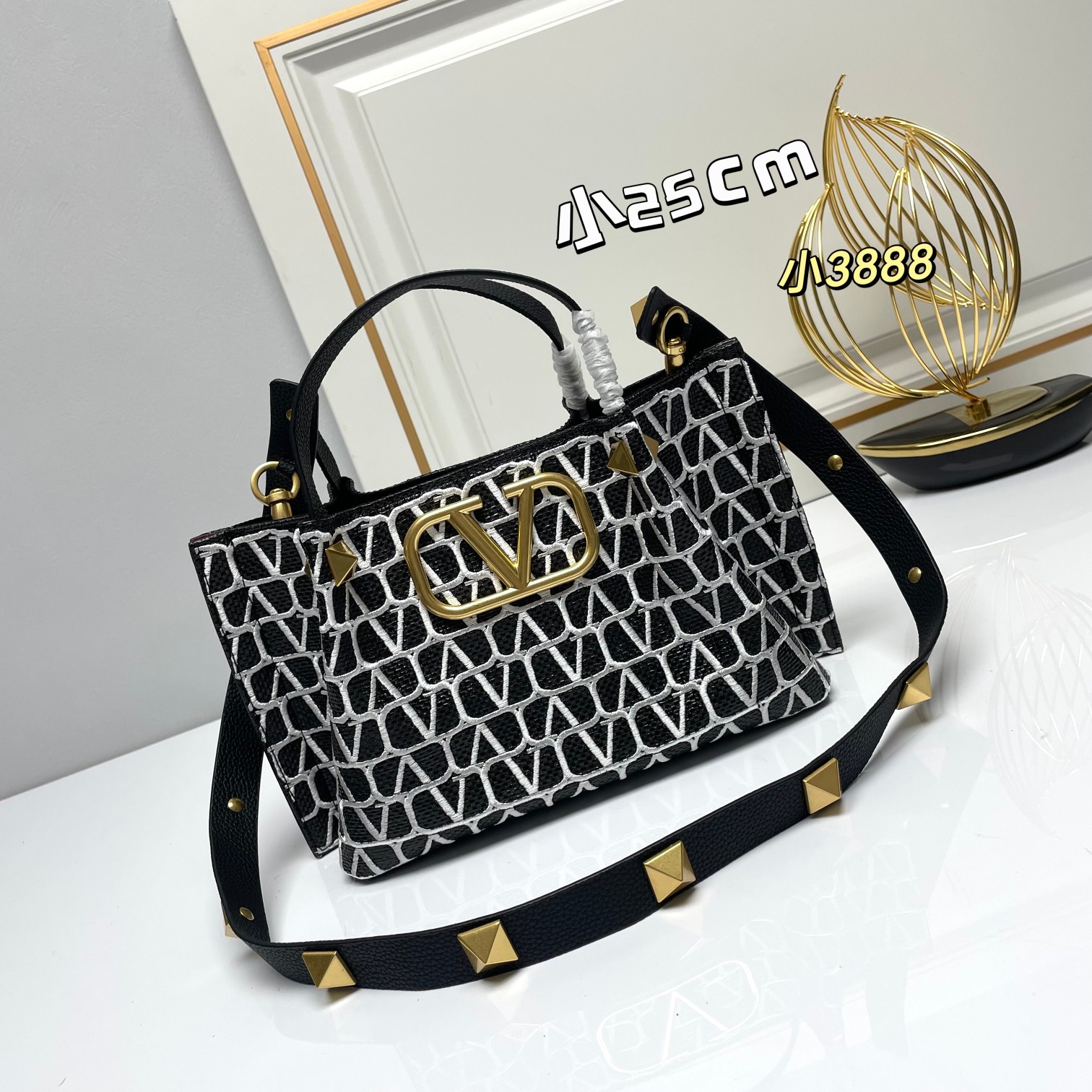 小号❤新品Valentino 2024年春夏托特包系列～托特包采用进口布材料交织形成的空隙营造出清透质感