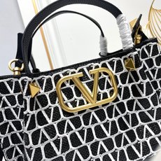 小号❤新品Valentino 2024年春夏托特包系列~托特包采用进口布材料交织形成的空隙营造出清透质感 小号❤新品Valentino 2024年春夏托特包系列~托特包采用进口布材料交织形成的空隙营造出清透质感