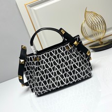 小号❤新品Valentino 2024年春夏托特包系列~托特包采用进口布材料交织形成的空隙营造出清透质感 小号❤新品Valentino 2024年春夏托特包系列~托特包采用进口布材料交织形成的空隙营造出清透质感