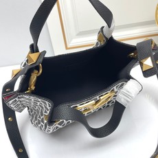 小号❤新品Valentino 2024年春夏托特包系列~托特包采用进口布材料交织形成的空隙营造出清透质感 小号❤新品Valentino 2024年春夏托特包系列~托特包采用进口布材料交织形成的空隙营造出清透质感