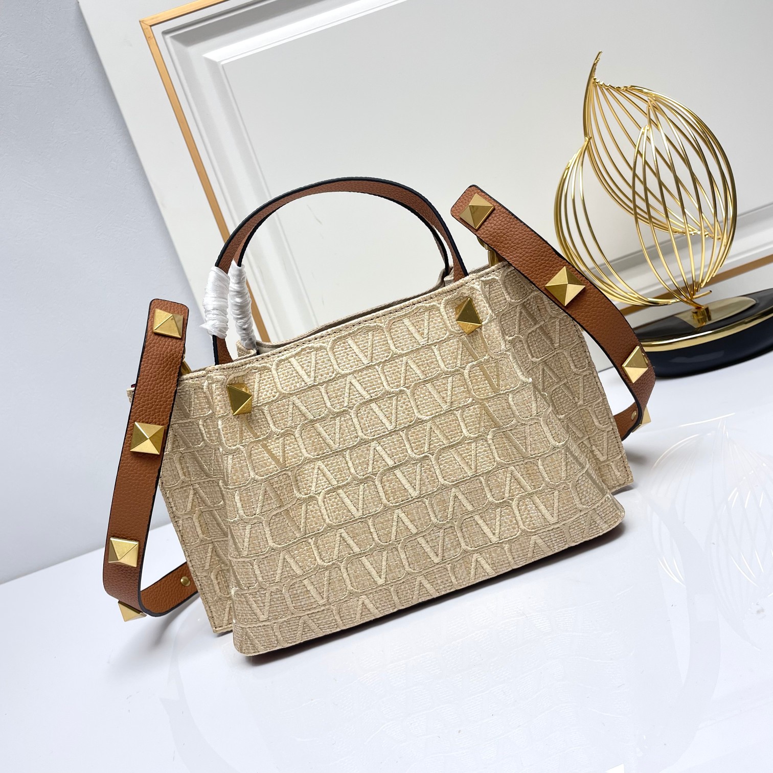 小号❤新品Valentino 2024年春夏托特包系列～托特包采用进口布材料交织形成的空隙营造出清透质感