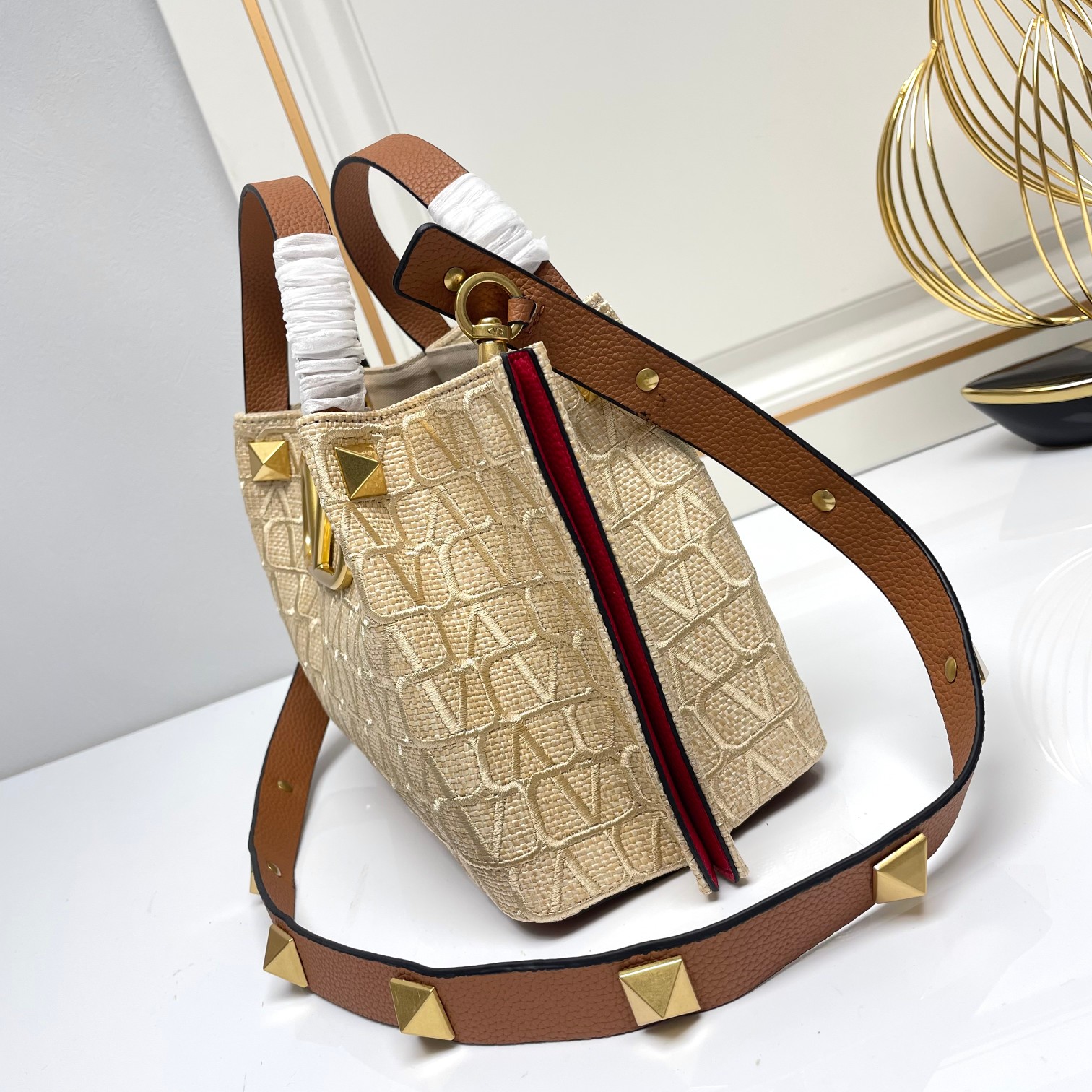 小号❤新品Valentino 2024年春夏托特包系列～托特包采用进口布材料交织形成的空隙营造出清透质感