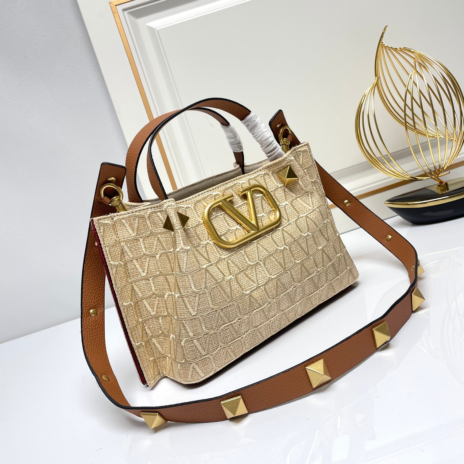 小号❤新品Valentino 2024年春夏托特包系列～托特包采用进口布材料交织形成的空隙营造出清透质感