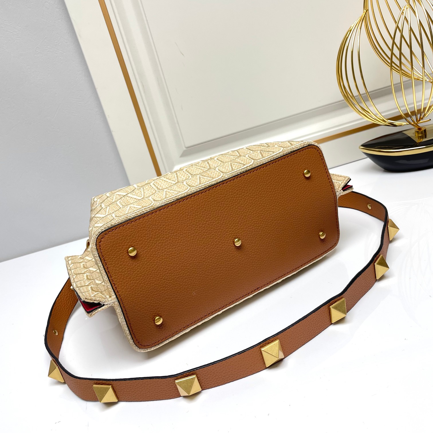 小号❤新品Valentino 2024年春夏托特包系列～托特包采用进口布材料交织形成的空隙营造出清透质感