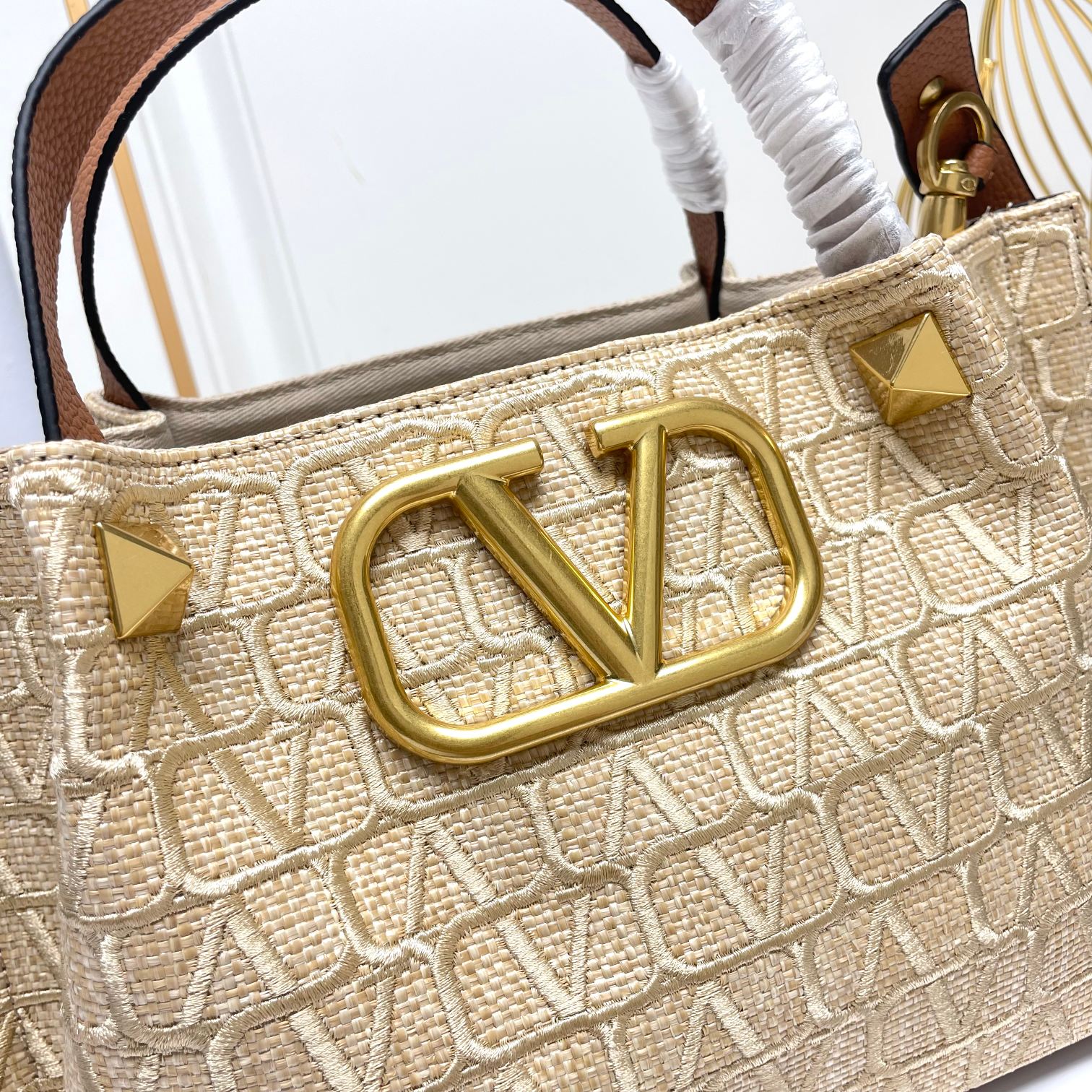 小号❤新品Valentino 2024年春夏托特包系列～托特包采用进口布材料交织形成的空隙营造出清透质感