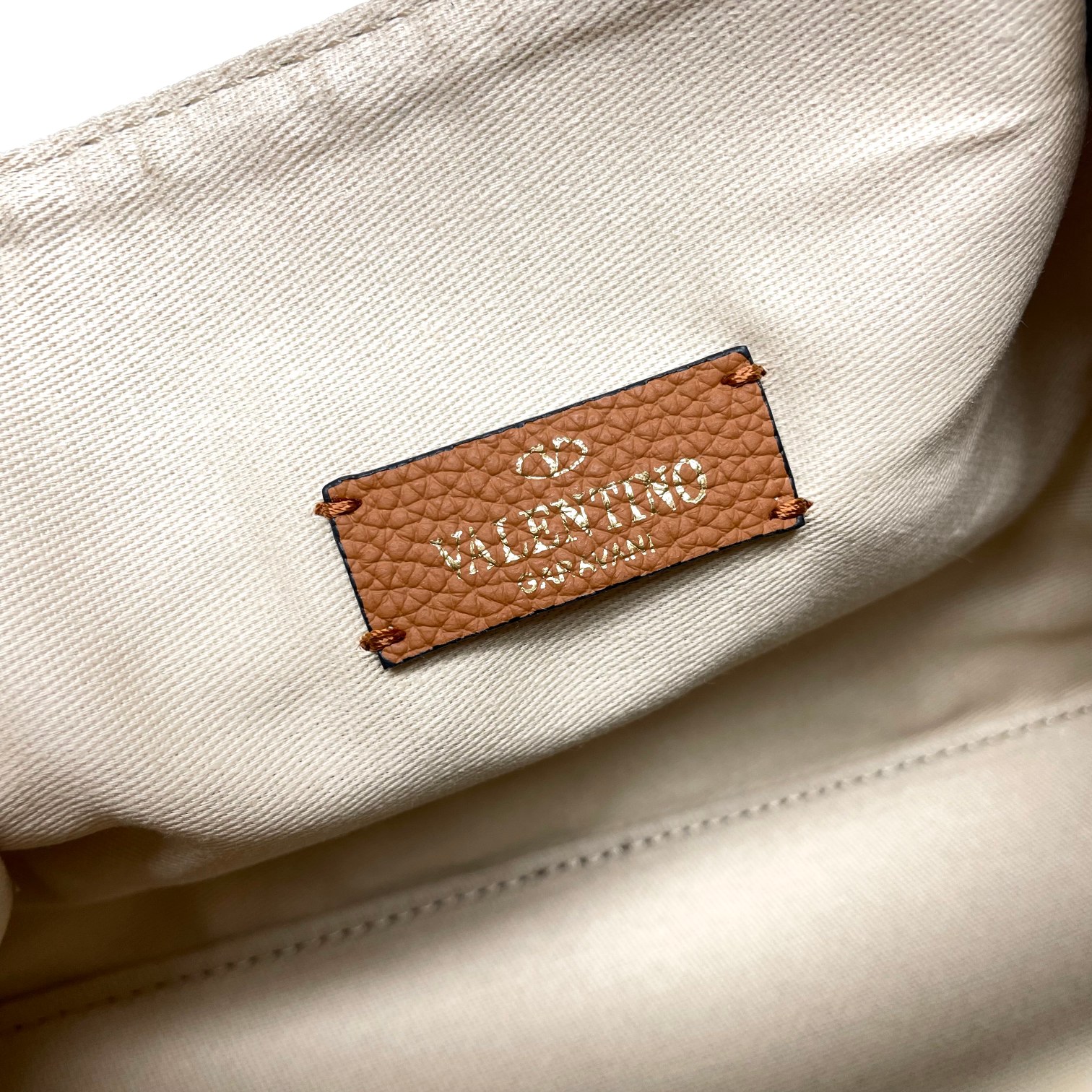 小号❤新品Valentino 2024年春夏托特包系列～托特包采用进口布材料交织形成的空隙营造出清透质感