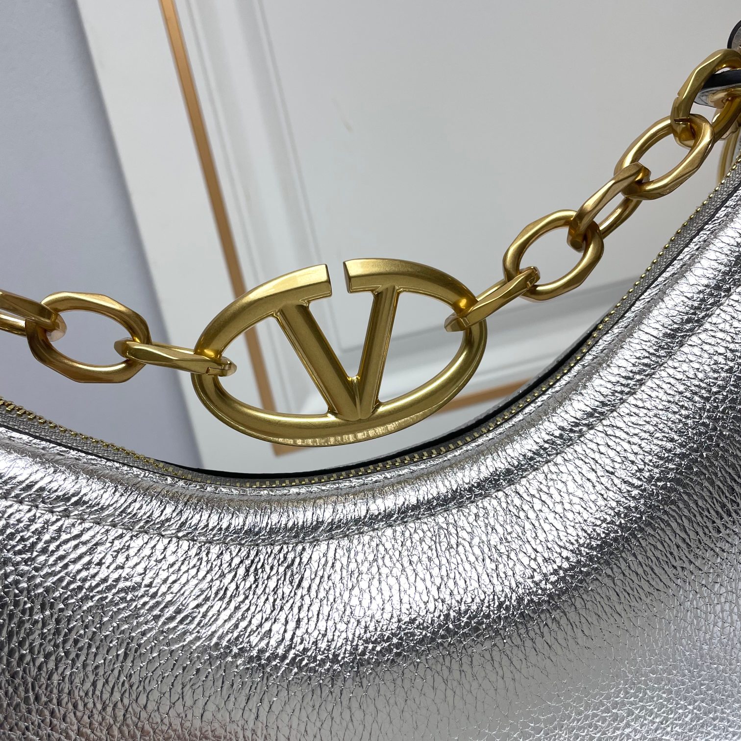 🆕新品 (荔纹)GARAVANI VLOGO MOON小号链条皮革HOBO手袋。得益于一根链条和可拆卸皮