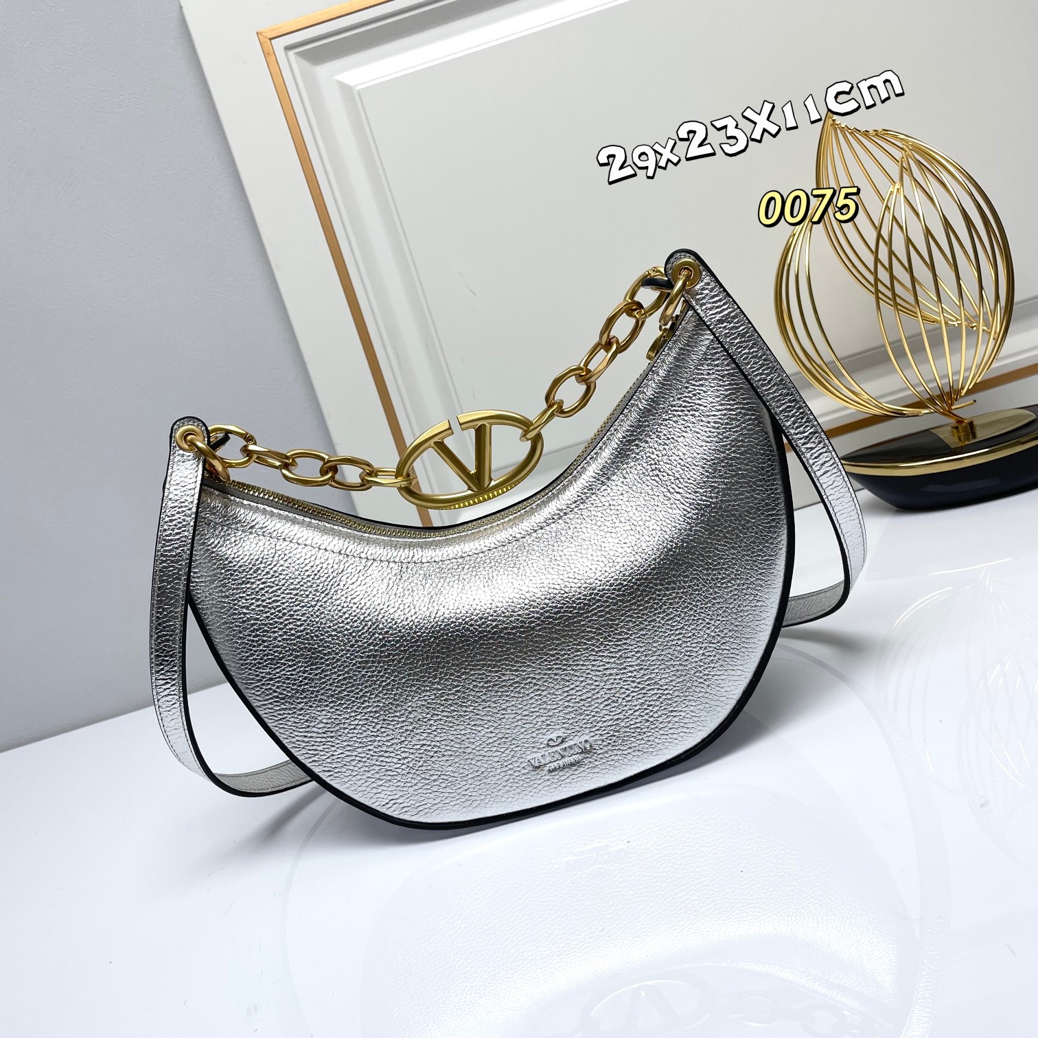 🆕新品 (荔纹)GARAVANI VLOGO MOON小号链条皮革HOBO手袋。得益于一根链条和可拆卸皮