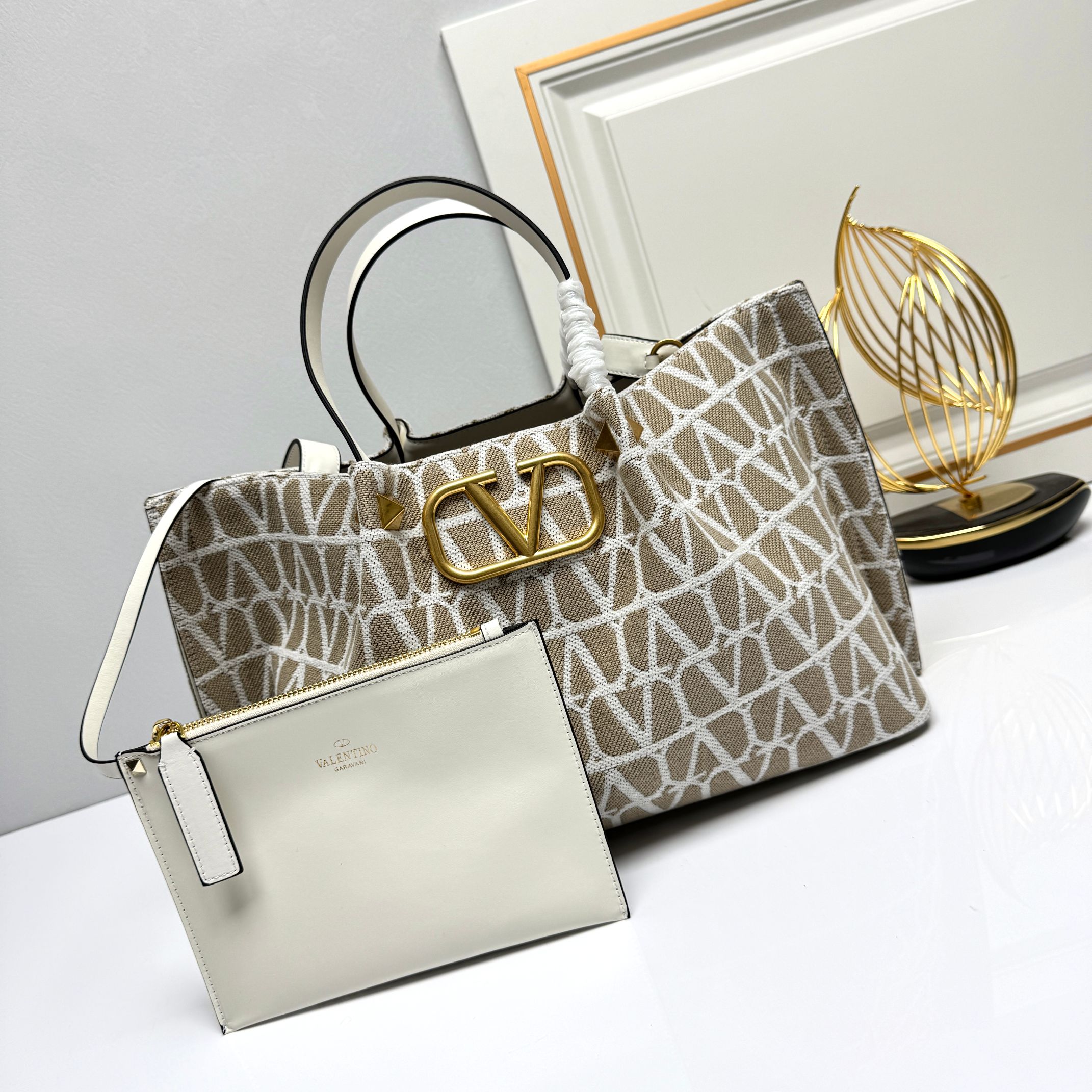 大号❤新品Valentino 2024年春夏托特包系列～托特包采用进口布材料交织形成的空隙营造出清透质感