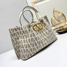 大号❤新品Valentino 2024年春夏托特包系列~托特包采用进口布材料交织形成的空隙营造出清透质感 大号❤新品Valentino 2024年春夏托特包系列~托特包采用进口布材料交织形成的空隙营造出清透质感