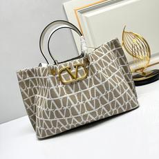 大号❤新品Valentino 2024年春夏托特包系列~托特包采用进口布材料交织形成的空隙营造出清透质感 大号❤新品Valentino 2024年春夏托特包系列~托特包采用进口布材料交织形成的空隙营造出清透质感