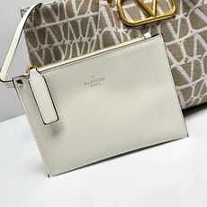 大号❤新品Valentino 2024年春夏托特包系列~托特包采用进口布材料交织形成的空隙营造出清透质感 大号❤新品Valentino 2024年春夏托特包系列~托特包采用进口布材料交织形成的空隙营造出清透质感