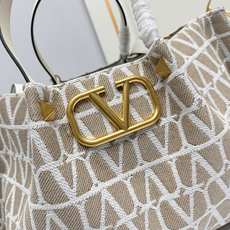 大号❤新品Valentino 2024年春夏托特包系列~托特包采用进口布材料交织形成的空隙营造出清透质感 大号❤新品Valentino 2024年春夏托特包系列~托特包采用进口布材料交织形成的空隙营造出清透质感