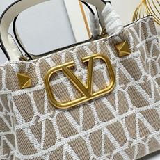 小号❤新品Valentino 2024年春夏托特包系列~托特包采用进口布材料交织形成的空隙营造出清透质感 小号❤新品Valentino 2024年春夏托特包系列~托特包采用进口布材料交织形成的空隙营造出清透质感