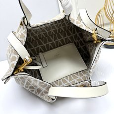 大号❤新品Valentino 2024年春夏托特包系列~托特包采用进口布材料交织形成的空隙营造出清透质感 大号❤新品Valentino 2024年春夏托特包系列~托特包采用进口布材料交织形成的空隙营造出清透质感