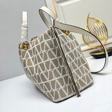 大号❤新品Valentino 2024年春夏托特包系列~托特包采用进口布材料交织形成的空隙营造出清透质感 大号❤新品Valentino 2024年春夏托特包系列~托特包采用进口布材料交织形成的空隙营造出清透质感