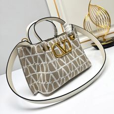 小号❤新品Valentino 2024年春夏托特包系列~托特包采用进口布材料交织形成的空隙营造出清透质感 小号❤新品Valentino 2024年春夏托特包系列~托特包采用进口布材料交织形成的空隙营造出清透质感