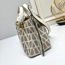 小号❤新品Valentino 2024年春夏托特包系列~托特包采用进口布材料交织形成的空隙营造出清透质感 小号❤新品Valentino 2024年春夏托特包系列~托特包采用进口布材料交织形成的空隙营造出清透质感