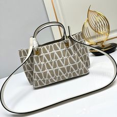小号❤新品Valentino 2024年春夏托特包系列~托特包采用进口布材料交织形成的空隙营造出清透质感 小号❤新品Valentino 2024年春夏托特包系列~托特包采用进口布材料交织形成的空隙营造出清透质感
