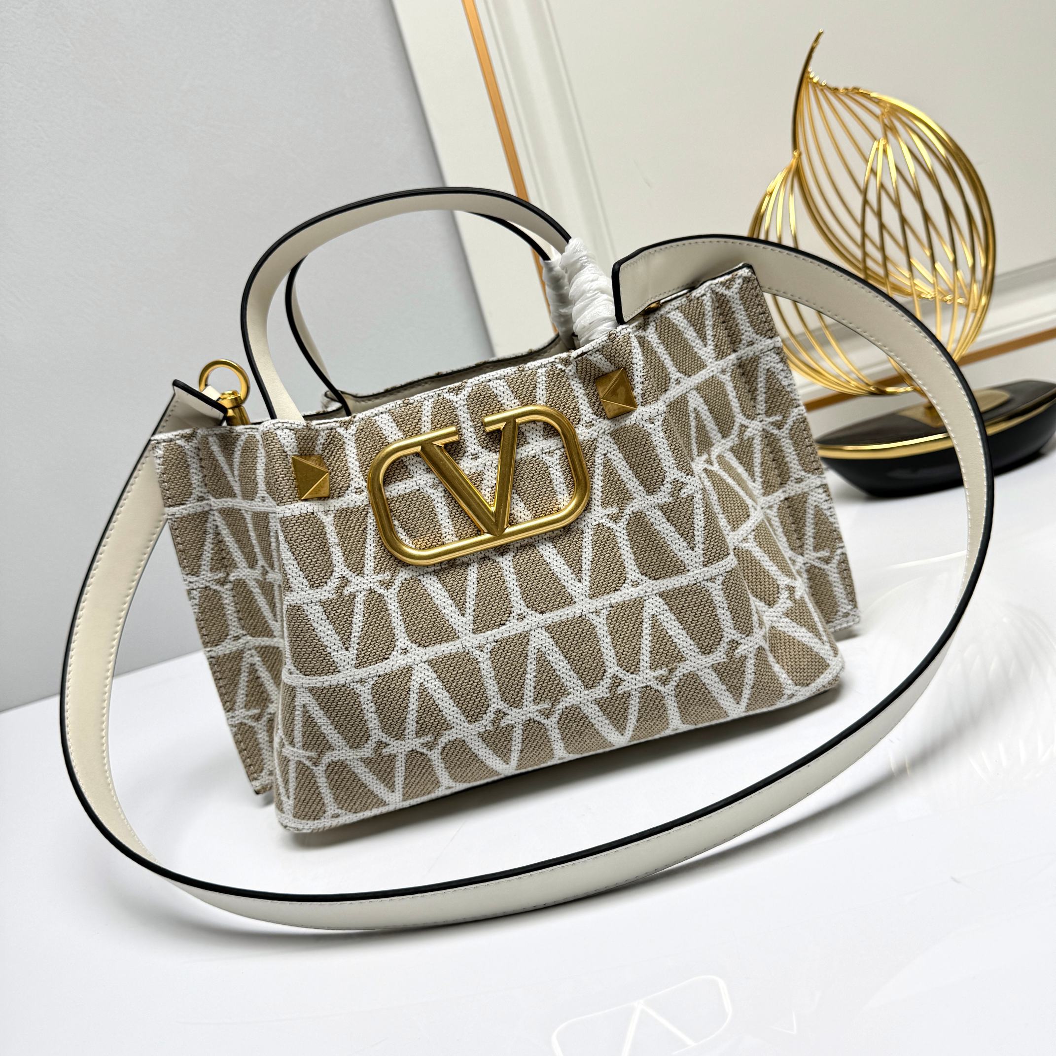 小号❤新品Valentino 2024年春夏托特包系列～托特包采用进口布材料交织形成的空隙营造出清透质感
